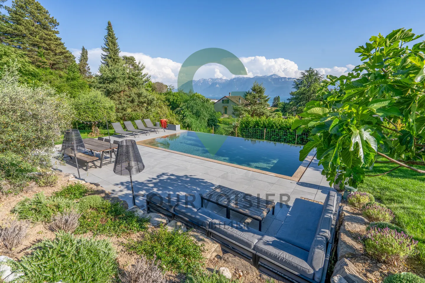 Magnificent contemporary villa with panoramic view and mirror pool - Photo 2 of 11
