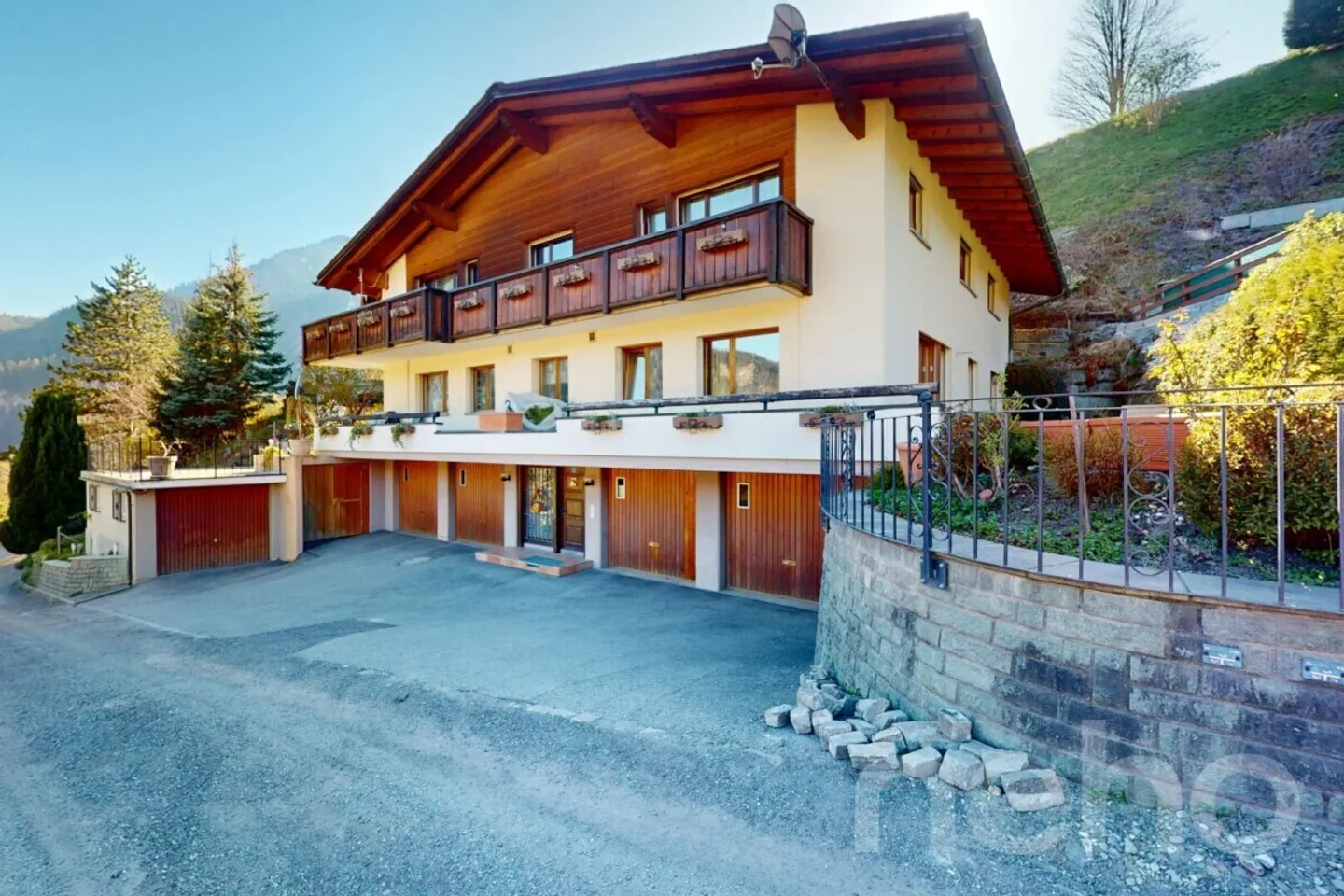 Investire con vista: Casa multifamiliare in vendita in posizione privilegiata a Thusis - Foto 3 di 13