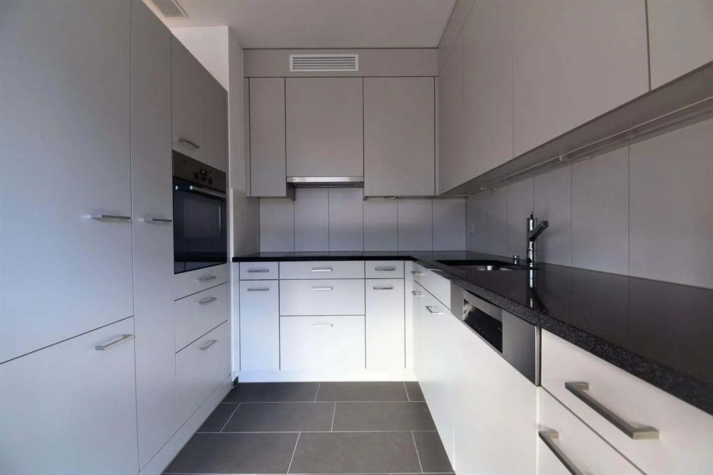 Appartement spacieux et moderne de 3,5 pièces - Photo 3 sur 8