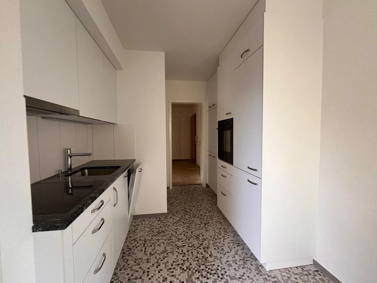 Moderno appartamento di 4,5 stanze con torre di lavaggio privata, vicino ad Aeschenplatz - Foto 3 di 13