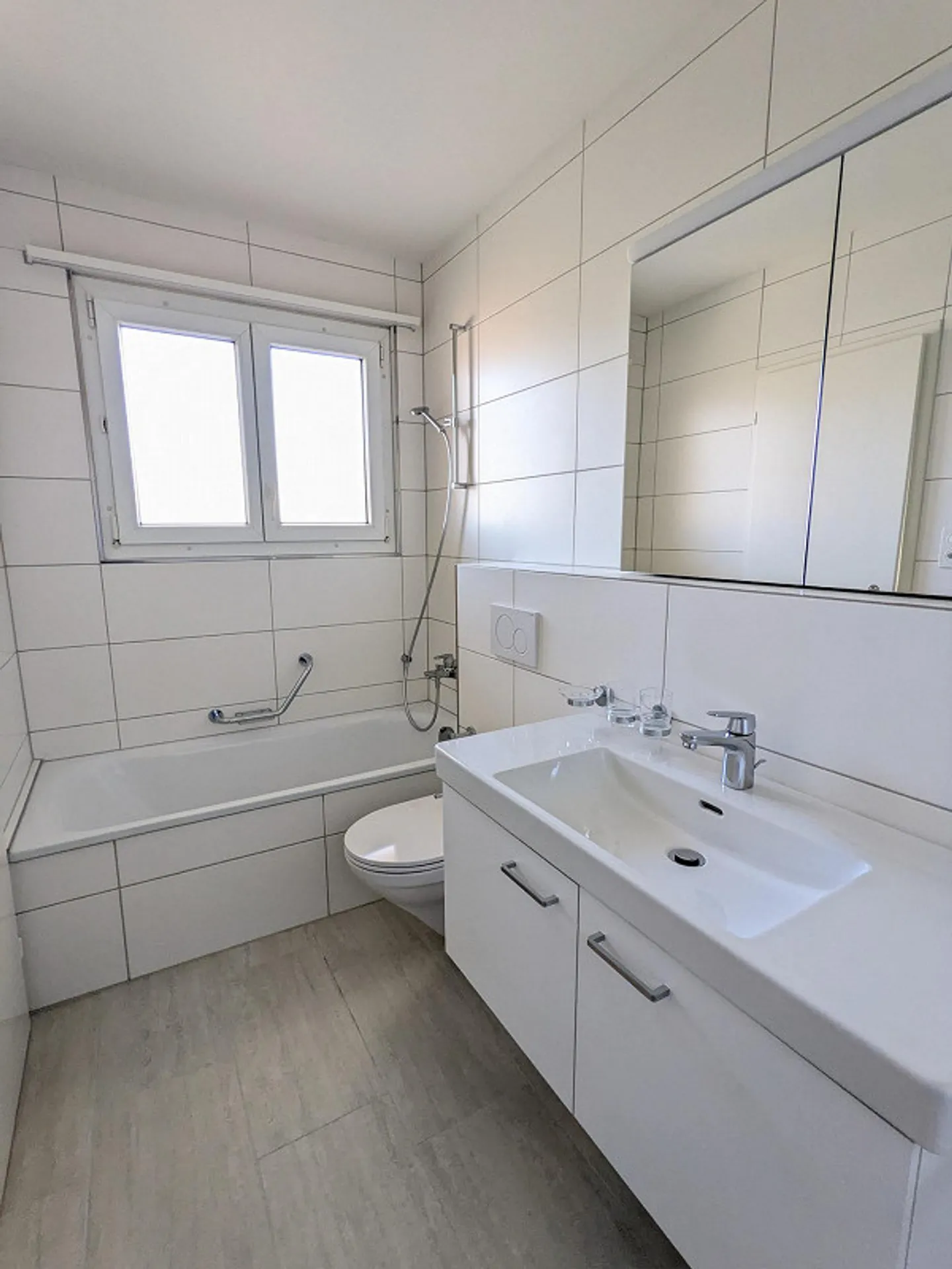 Moderno appartamento di 4,5 stanze con torre di lavaggio privata, vicino ad Aeschenplatz - Foto 5 di 13