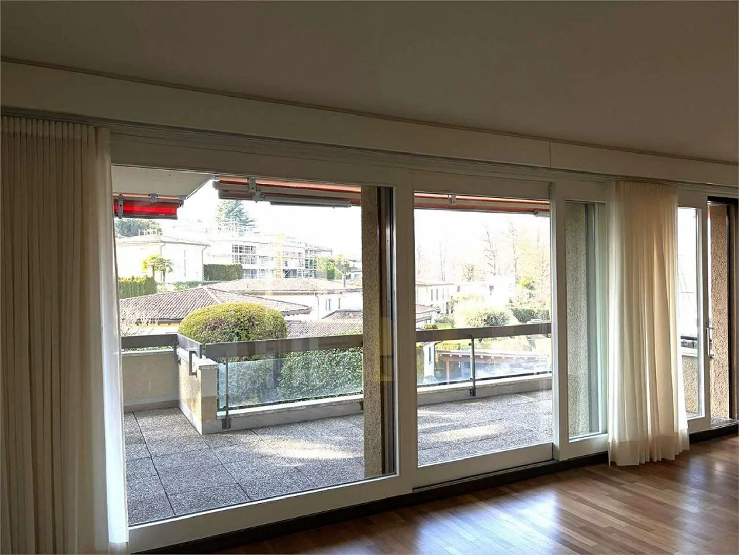 Beautiful 5.5-room apartment with terrace in Gentilino - Photo 5 of 13