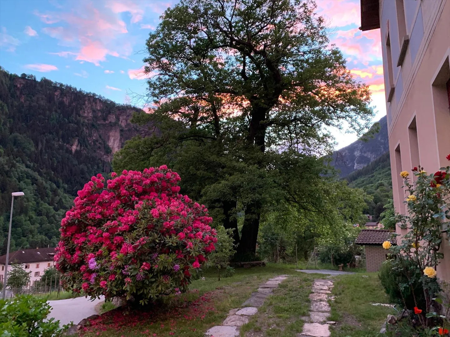 Bâtiment dans le style Liberty, intégré dans la nature à Faido, excellent bien d'investissement également comme source de revenus - Photo 1 sur 10