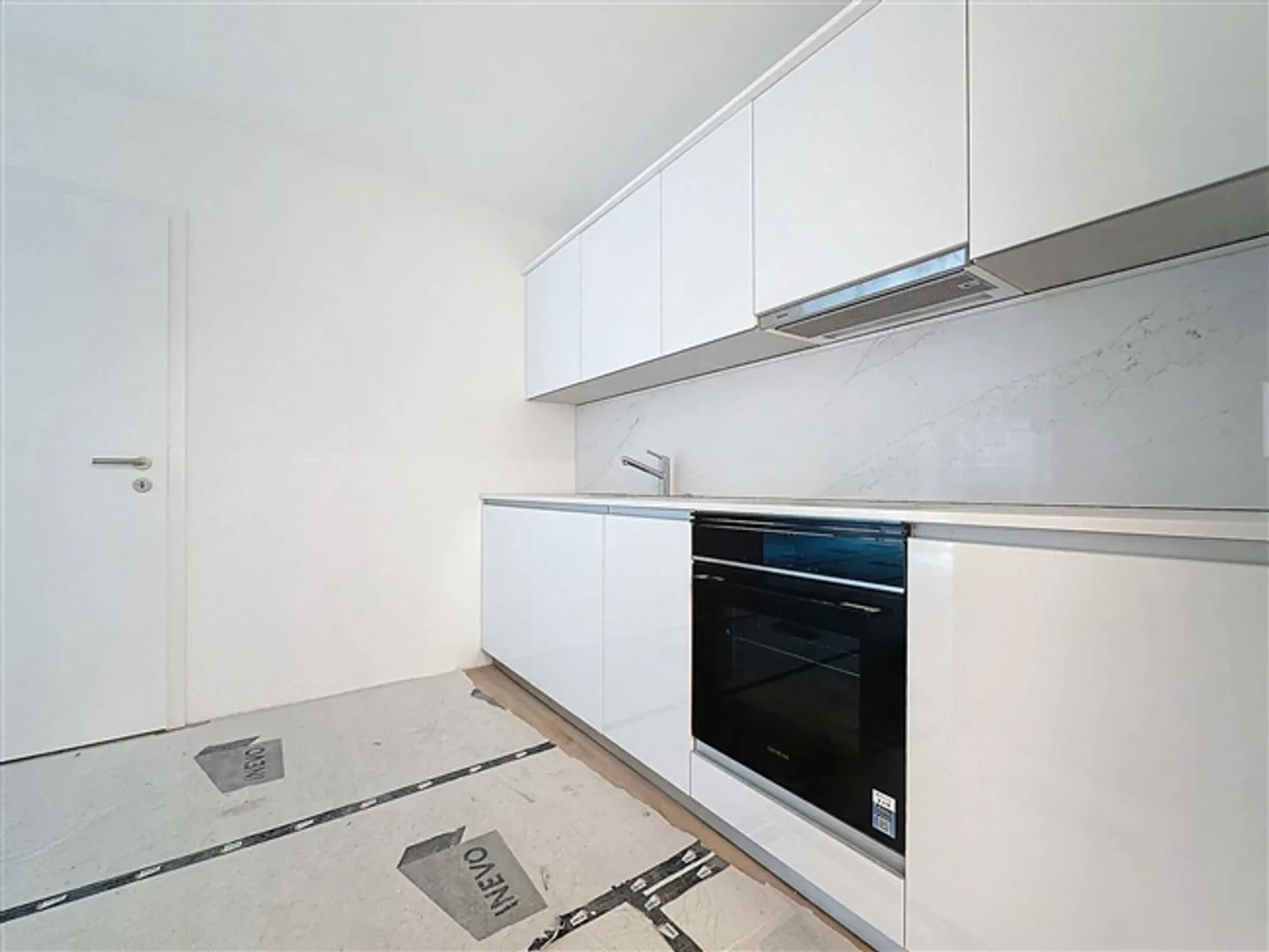 Nuovo studio con terrazza coperta e giardino - Foto 3 di 13