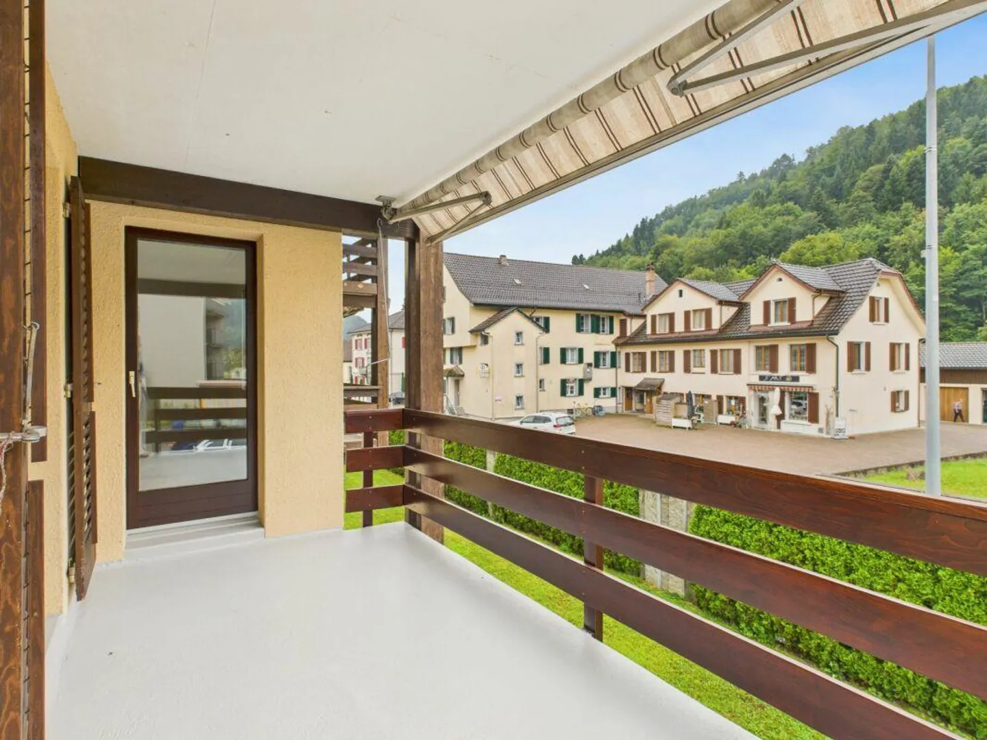 Appartement 4.5 pièces récemment rénové avec balcon - Photo 4 sur 10