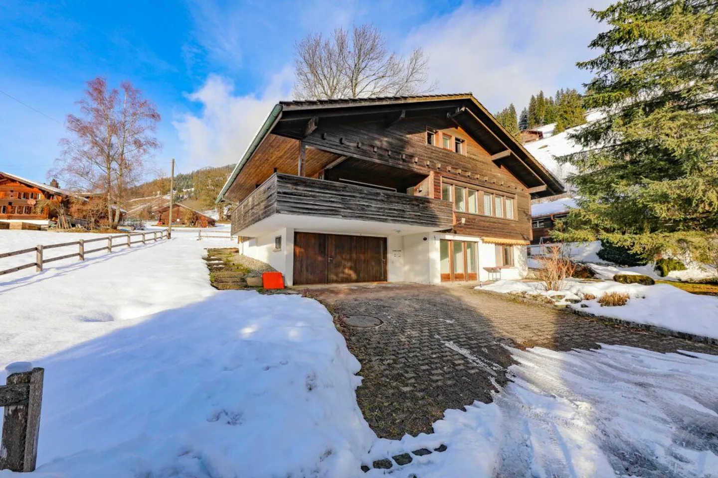 Chalet rustique avec deux unités résidentielles et garage dans un cadre idyllique - Photo 2 sur 12