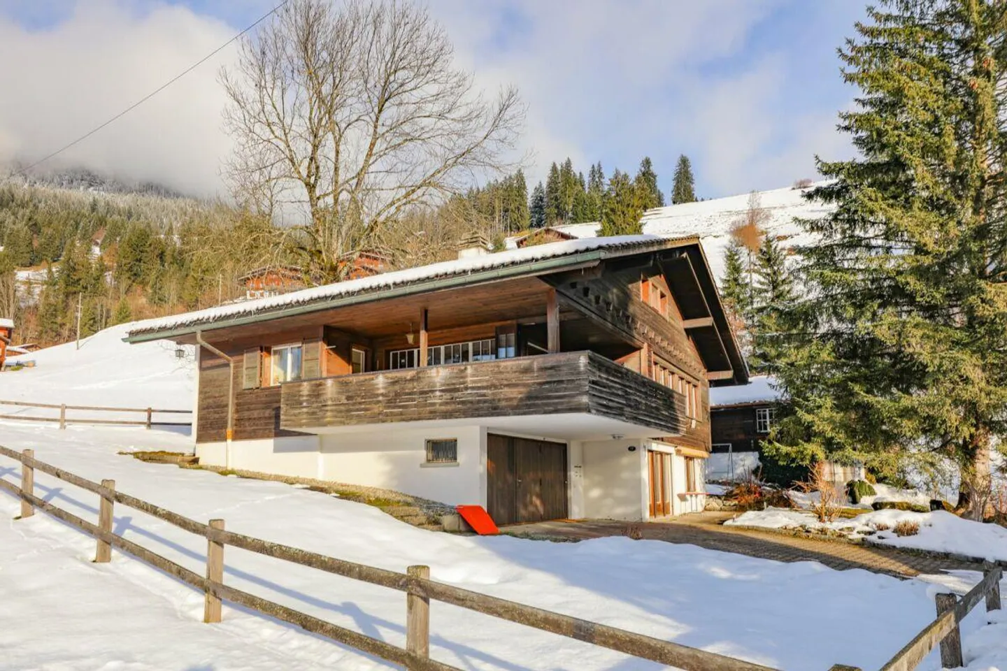 Chalet rustique avec deux unités résidentielles et garage dans un cadre idyllique - Photo 1 sur 12