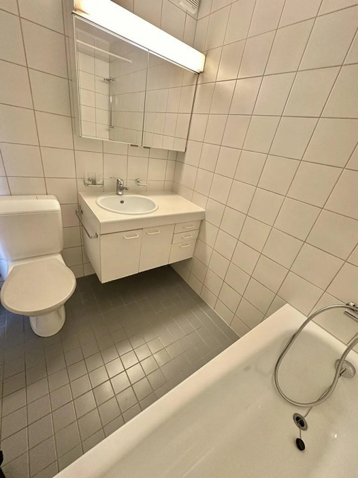 Cozy Family Apartment in a Quiet Location in Stettlen - Photo 7 of 9