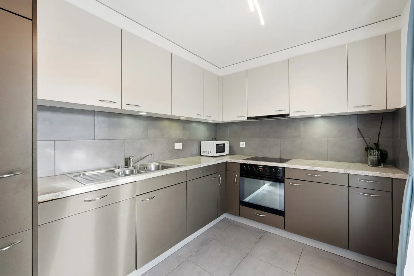 JUST STEPS FROM THE SHORE - SPACIOUS PENTHOUSE WITH BALCONY AND LAKE VIEW - Photo 9 of 13