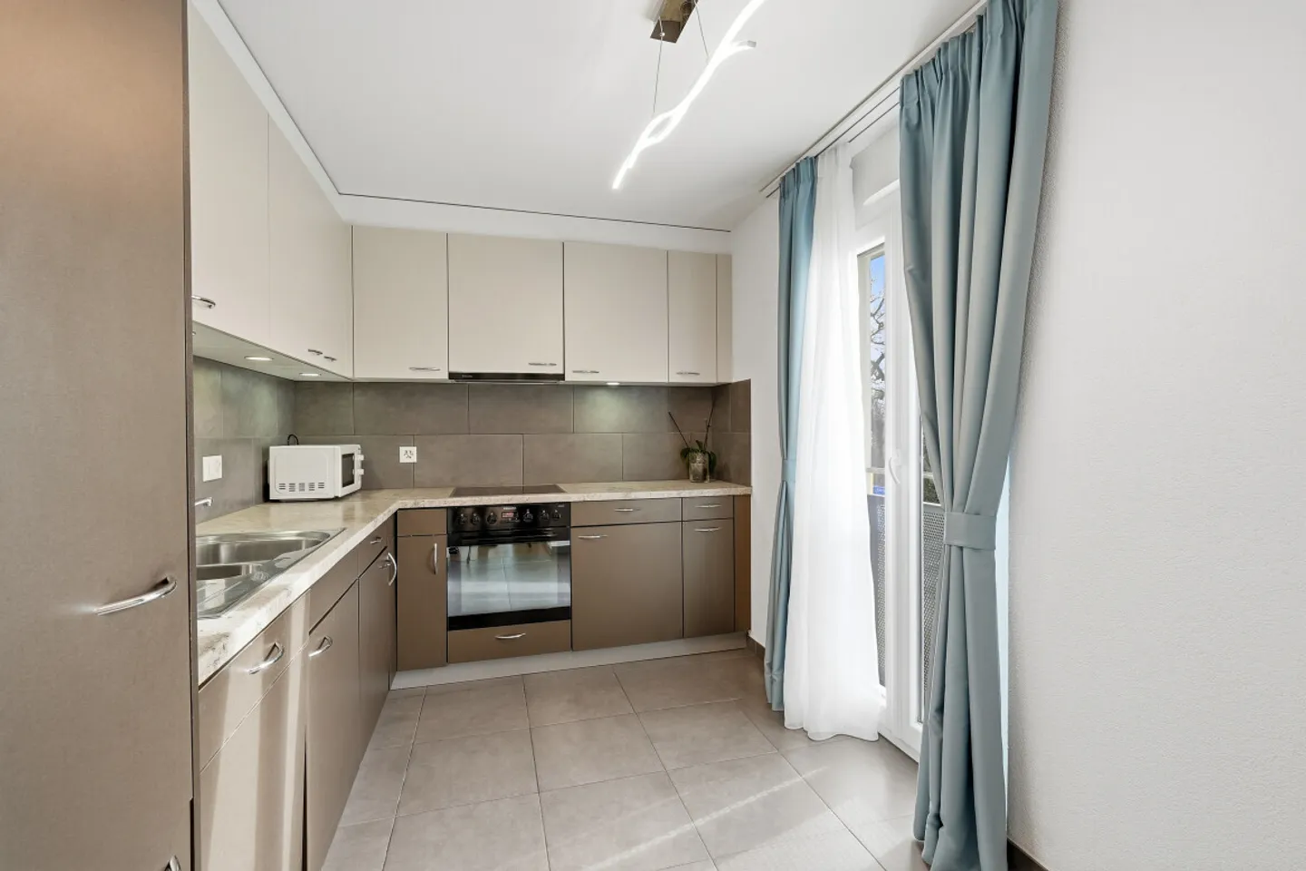 JUST STEPS FROM THE SHORE - SPACIOUS PENTHOUSE WITH BALCONY AND LAKE VIEW - Photo 8 of 13