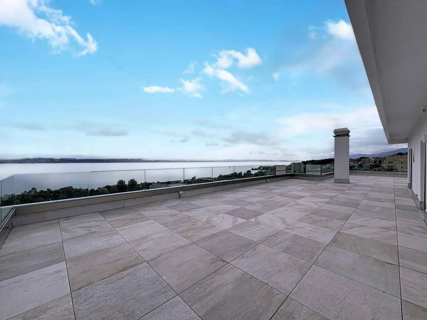 Luxuriöse Penthouse mit 6,5 Zimmern mit Blick auf den See und die Berge - Foto 5 von 6