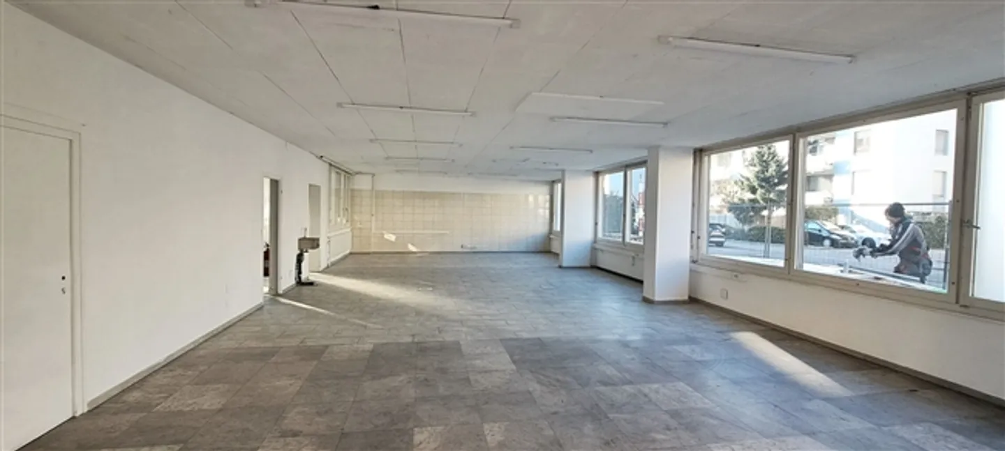 Biel, large commercial area with 5.5 rooms on the ground floor in a busy area - Photo 3 of 8