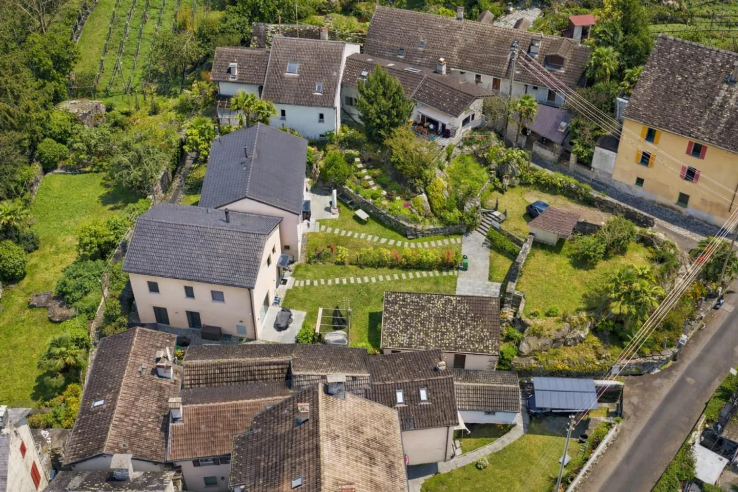 Modern single-family villa with large garden in a quiet location in Golino - Photo 1 of 15