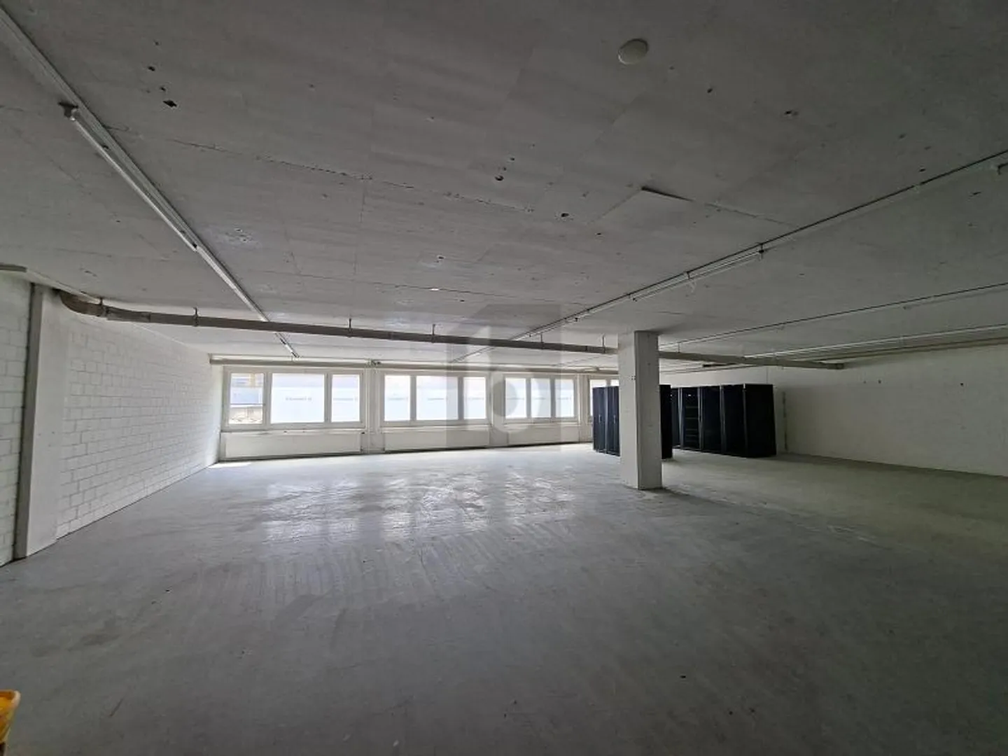 CHEAP STORAGE SPACE WITH LIFT - Photo 1 of 6