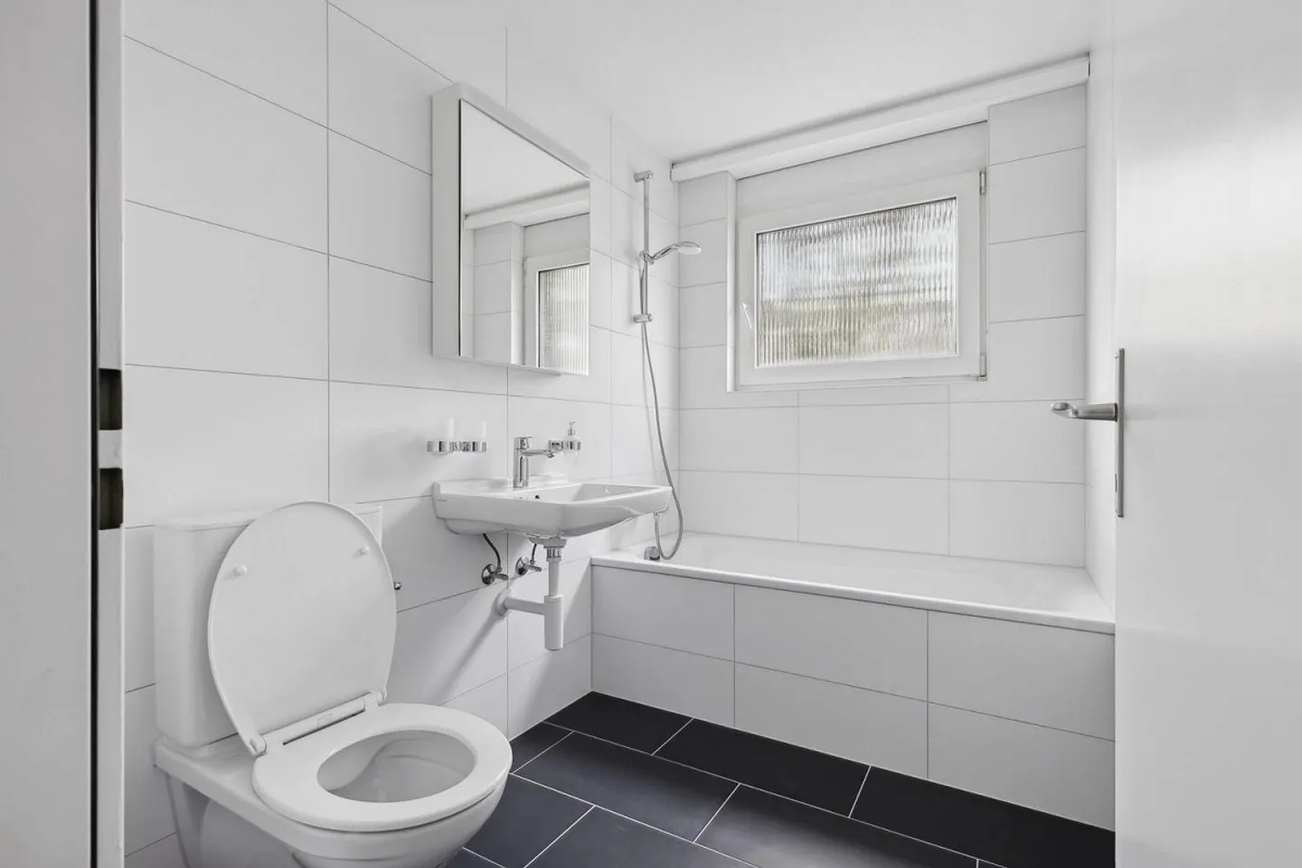 Appartement récemment rénové ! Super offre ! - Photo 3 sur 8