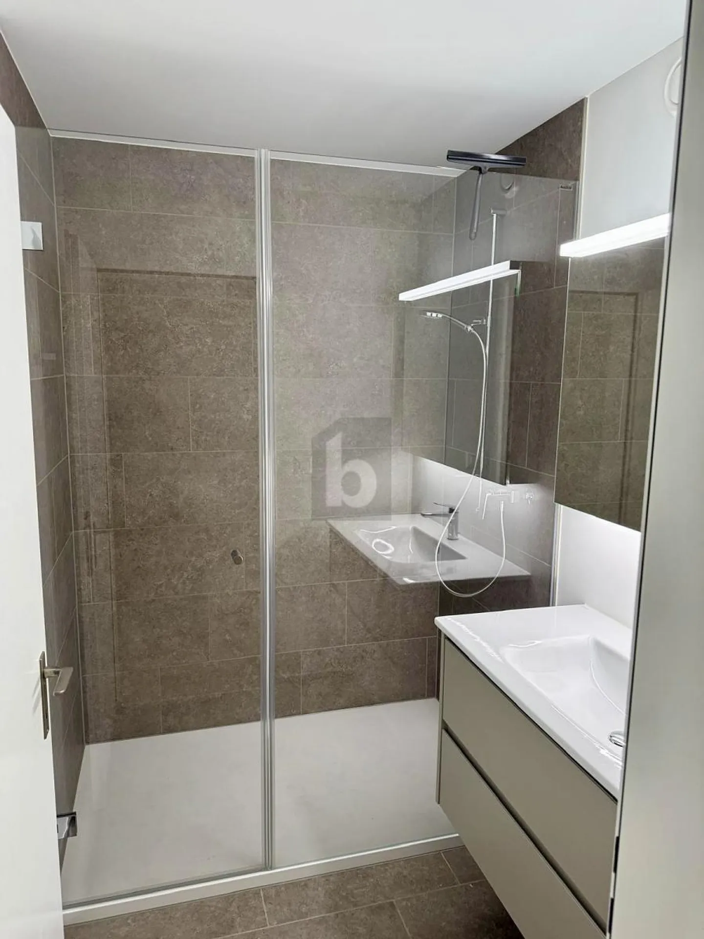 CENTRAL WITH VIEW - Photo 4 of 6