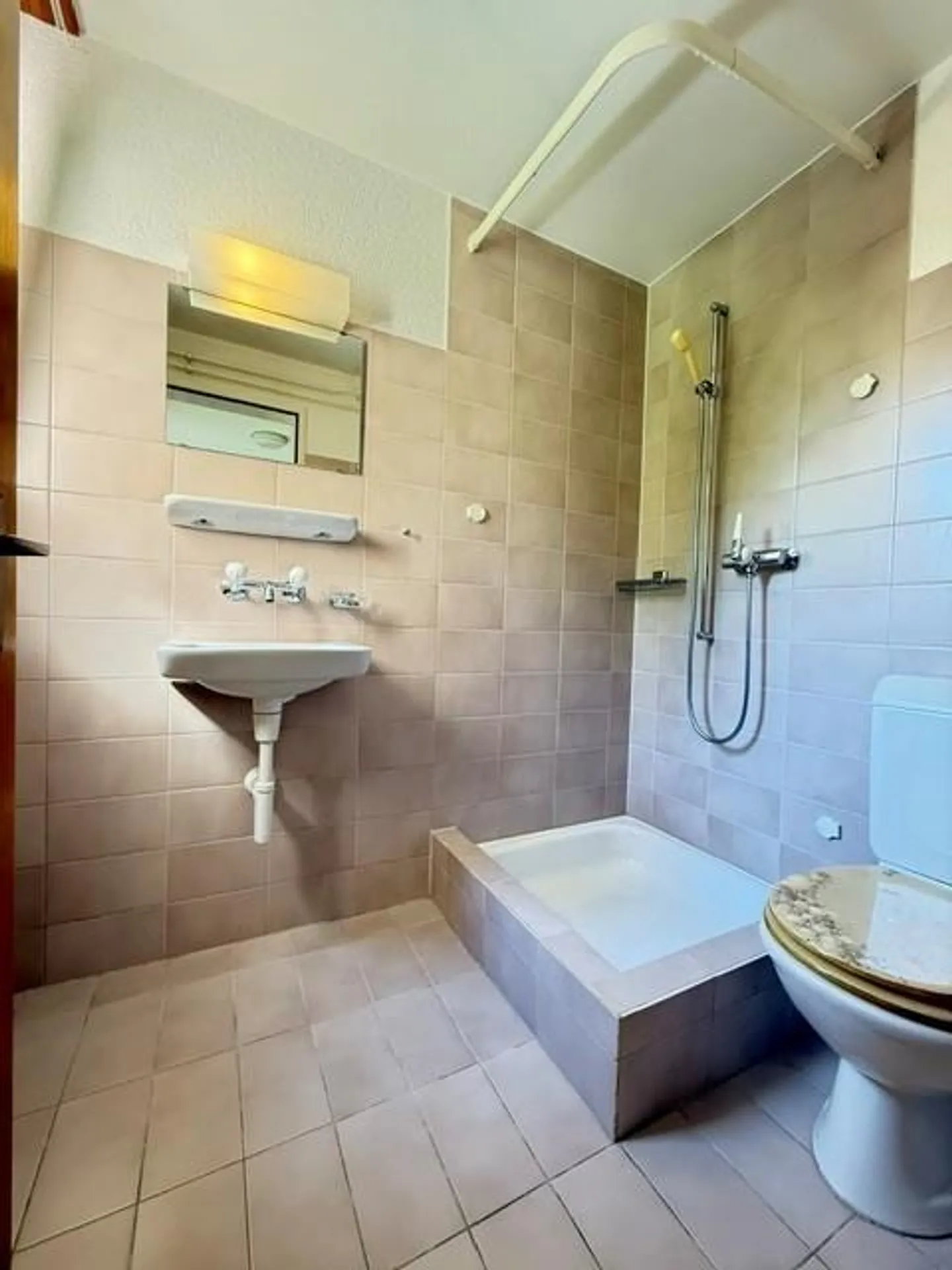 Detached 6.5-room single-family house in a quiet location - Photo 9 of 24