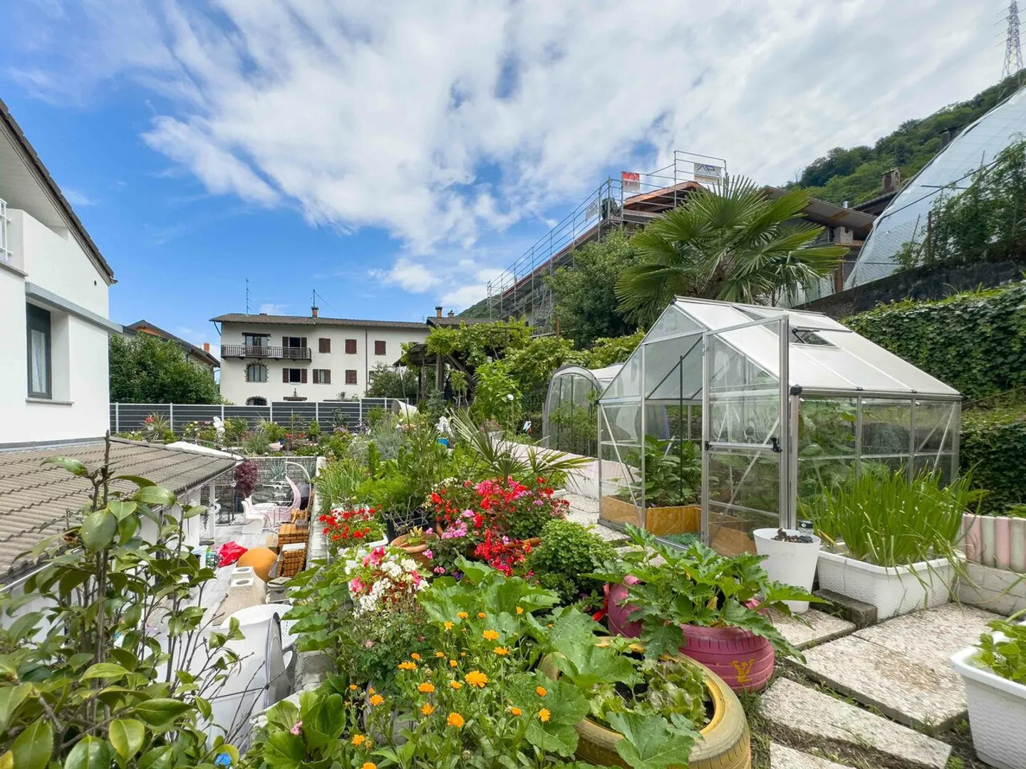House with large garden in Figino, a short distance from the lake - Photo 2 of 12
