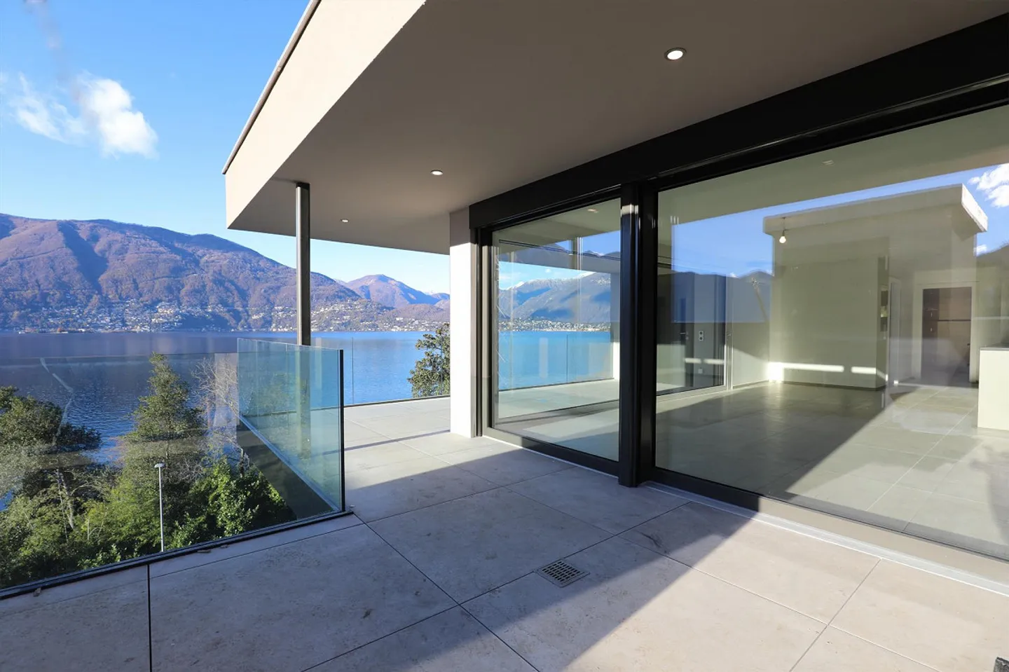 Attic holiday apartment with panoramic view of Lago Maggiore - Photo 1 of 15