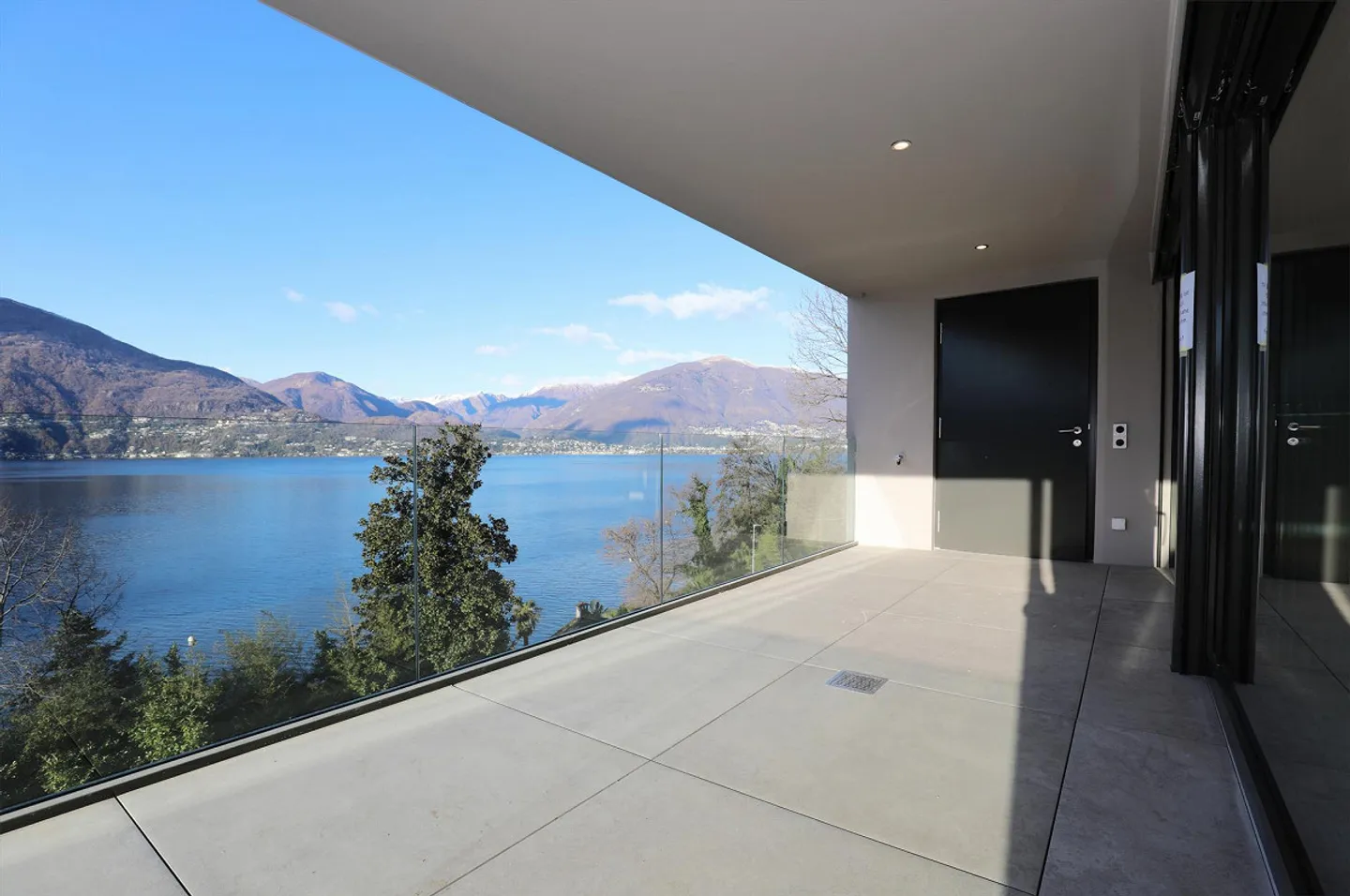 Attic holiday apartment with panoramic view of Lago Maggiore - Photo 3 of 15