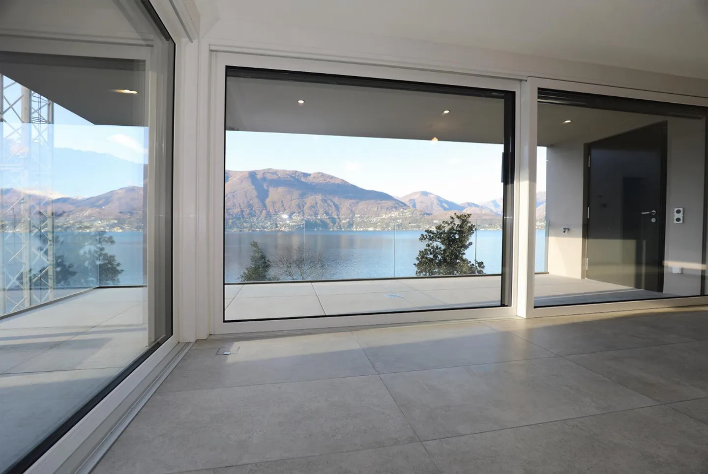 Attic holiday apartment with panoramic view of Lago Maggiore - Photo 4 of 15