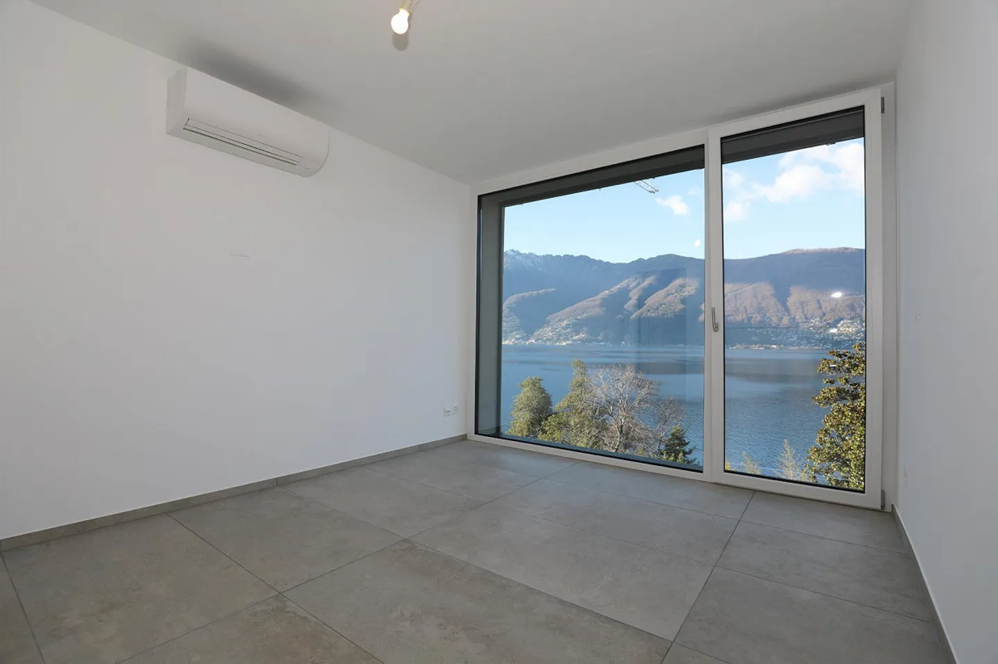 Attic holiday apartment with panoramic view of Lago Maggiore - Photo 9 of 15