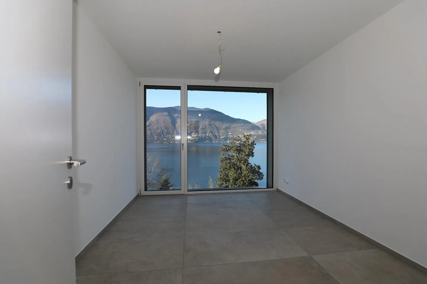 Attic holiday apartment with panoramic view of Lago Maggiore - Photo 10 of 15