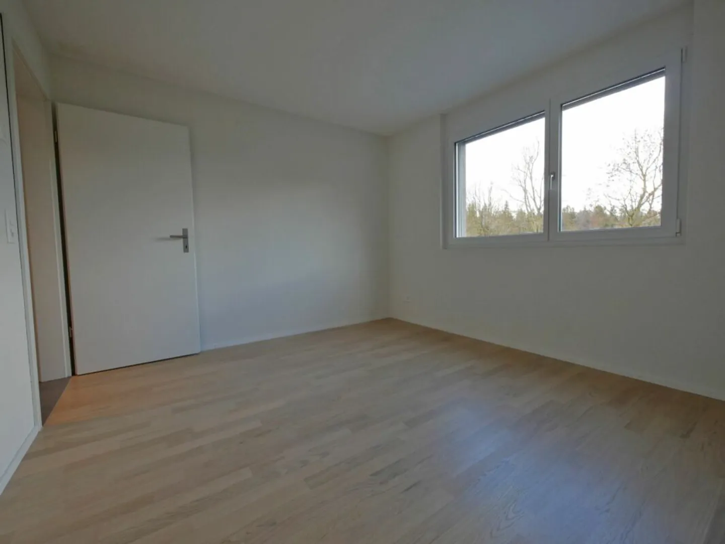 Ampio appartamento di 4,5 stanze nel verde - Foto 10 di 15