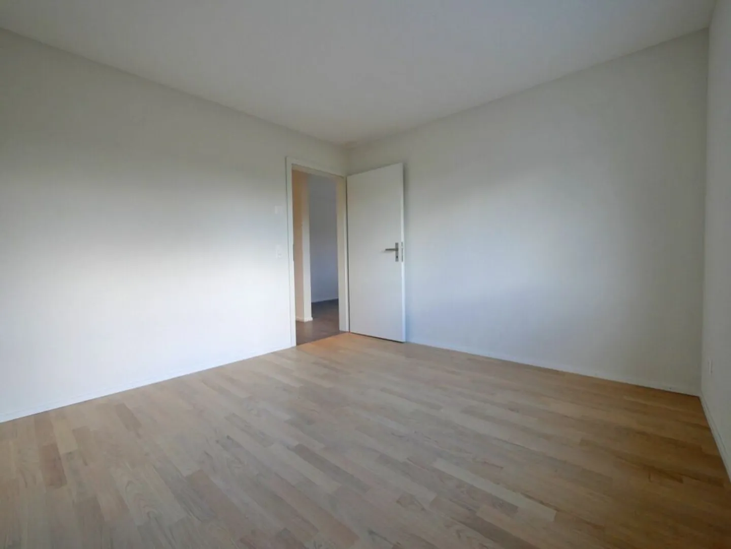 Ampio appartamento di 4,5 stanze nel verde - Foto 11 di 15