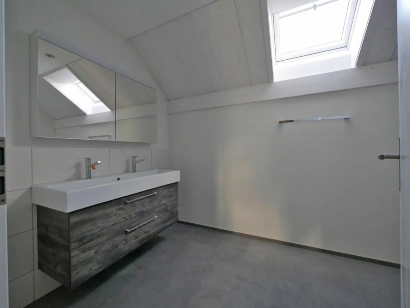 Ampio appartamento di 4,5 stanze nel verde - Foto 12 di 15