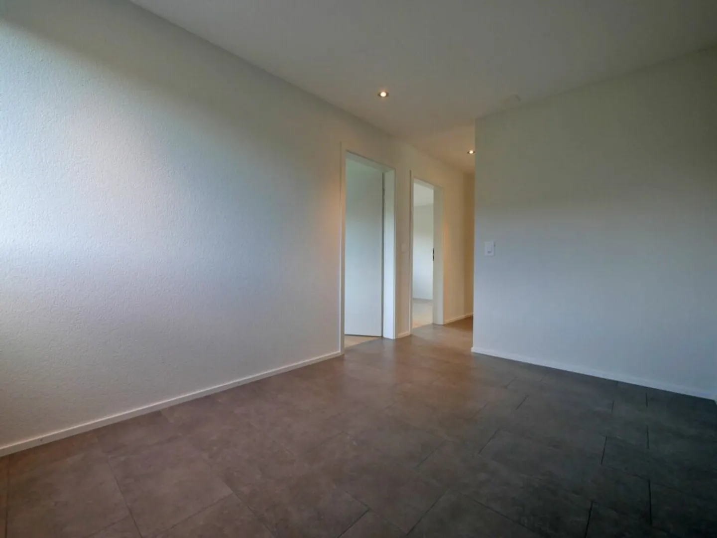 Ampio appartamento di 4,5 stanze nel verde - Foto 8 di 15