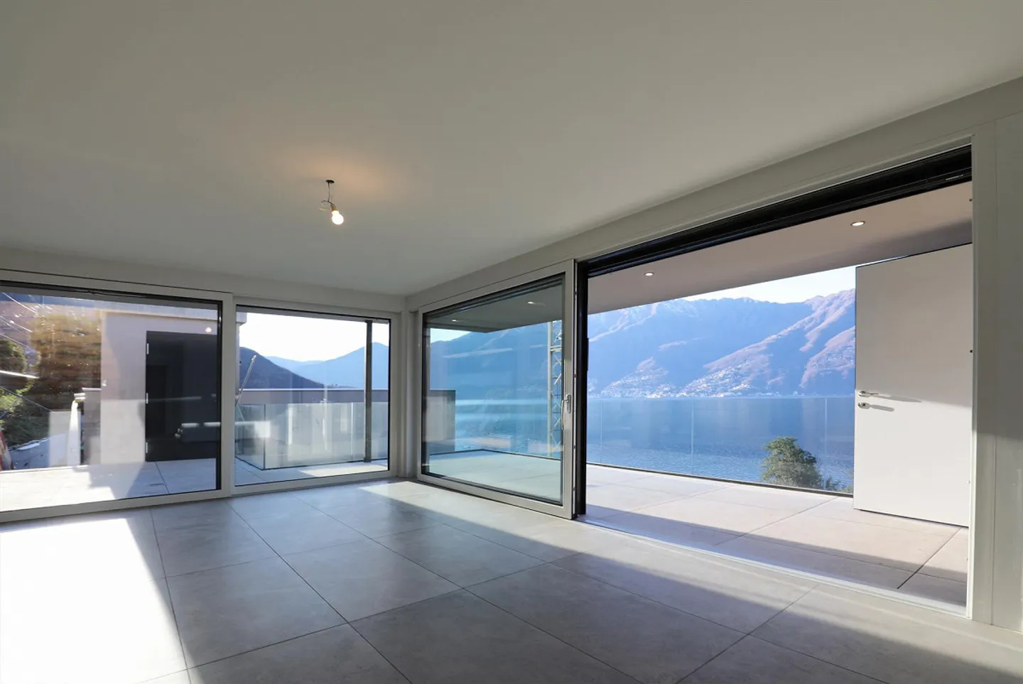Attic holiday apartment with panoramic view of Lago Maggiore - Photo 5 of 15