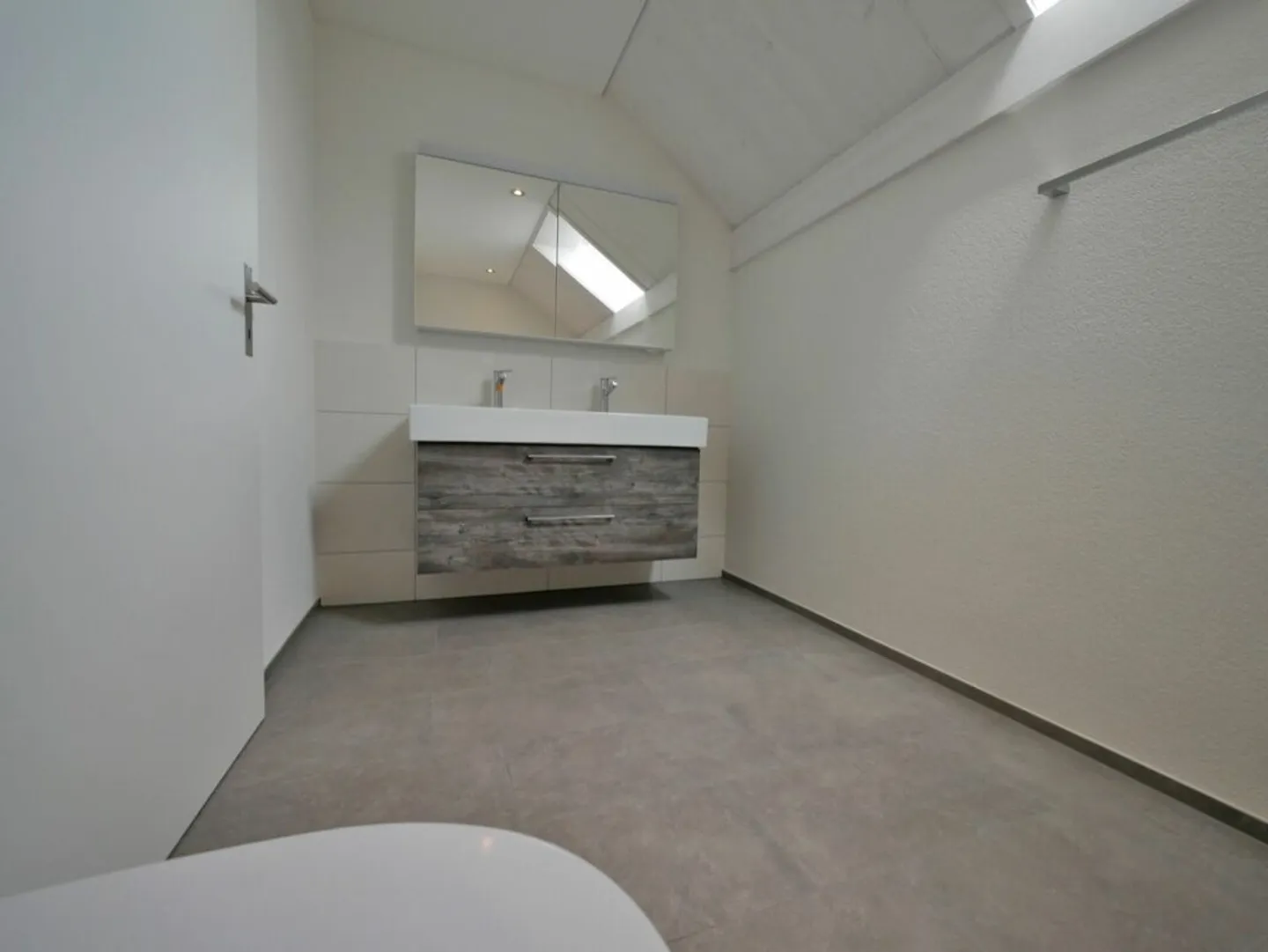 Ampio appartamento di 4,5 stanze nel verde - Foto 13 di 15