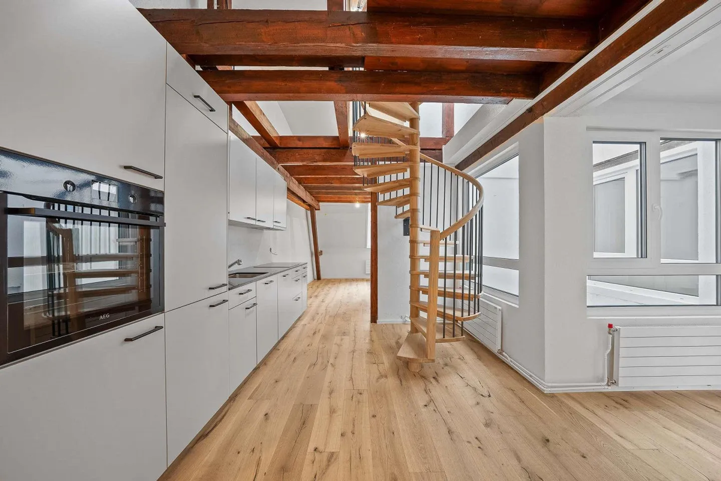 Appartement rénové de 3,5 pièces avec vue imprenable sur le lac - Photo 2 sur 18