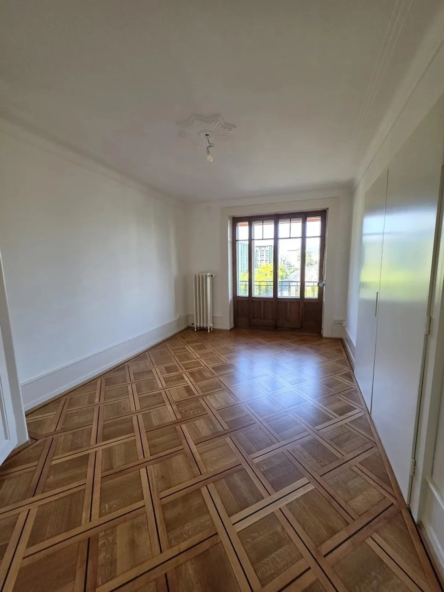 Charming 4-Room Apartment - Photo 2 of 9
