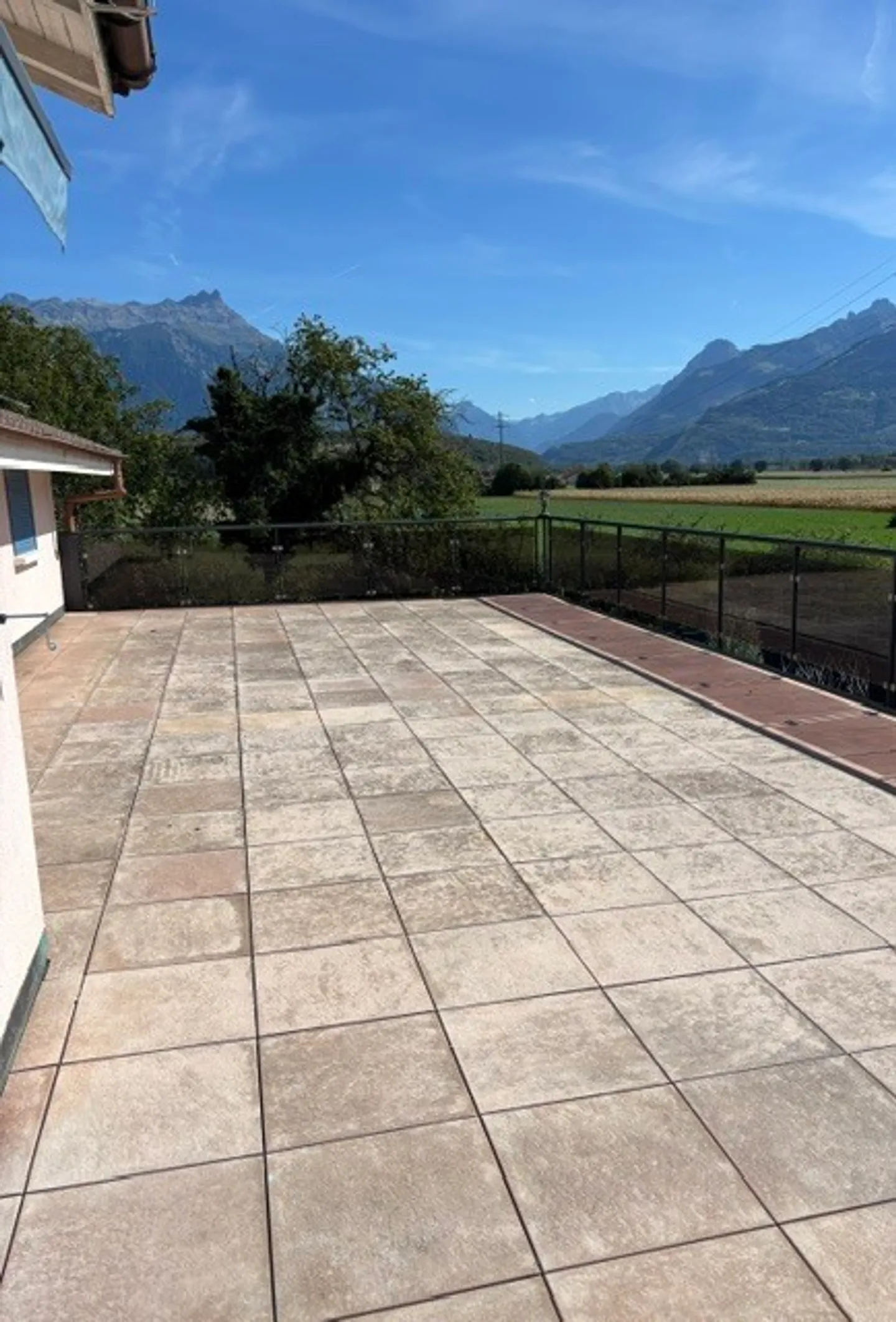 Apartment with a large terrace and view of the Dents-du-Midi - Photo 4 of 10