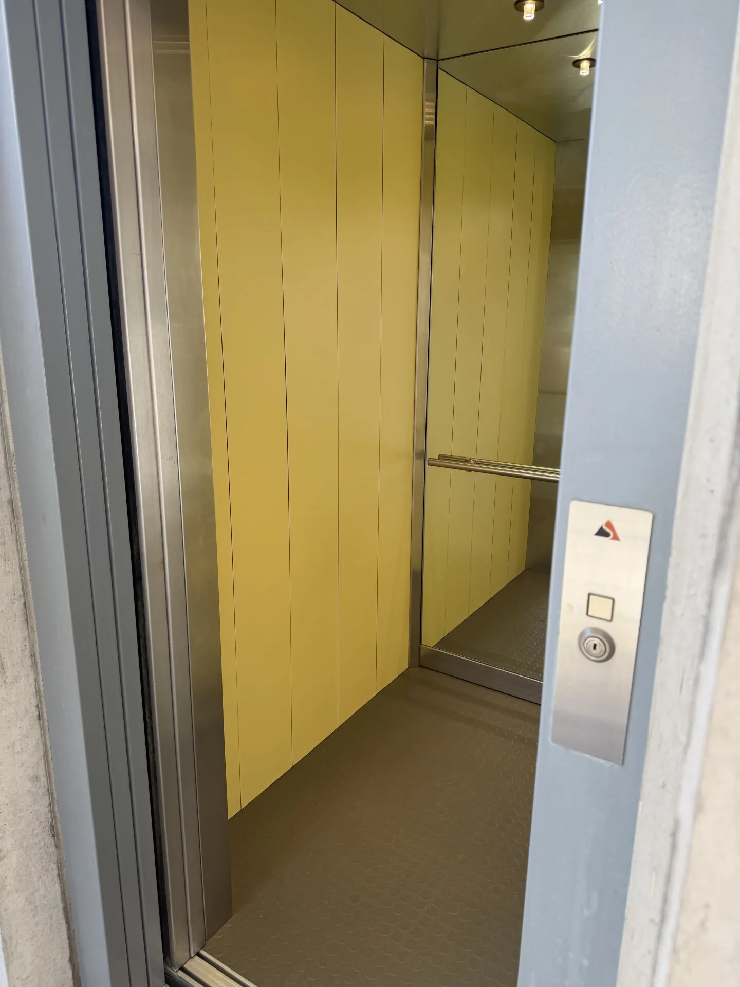 Dachgeschosswohnung, Garage, Kellerabteil - Photo 1 of 16