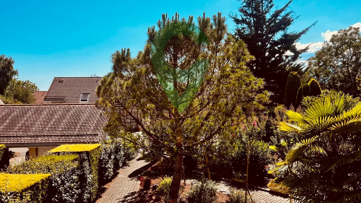 SPACIOUS 4.5-ROOM DUPLEX NEAR GENEVA IN A GREEN SETTING - Photo 1 of 8