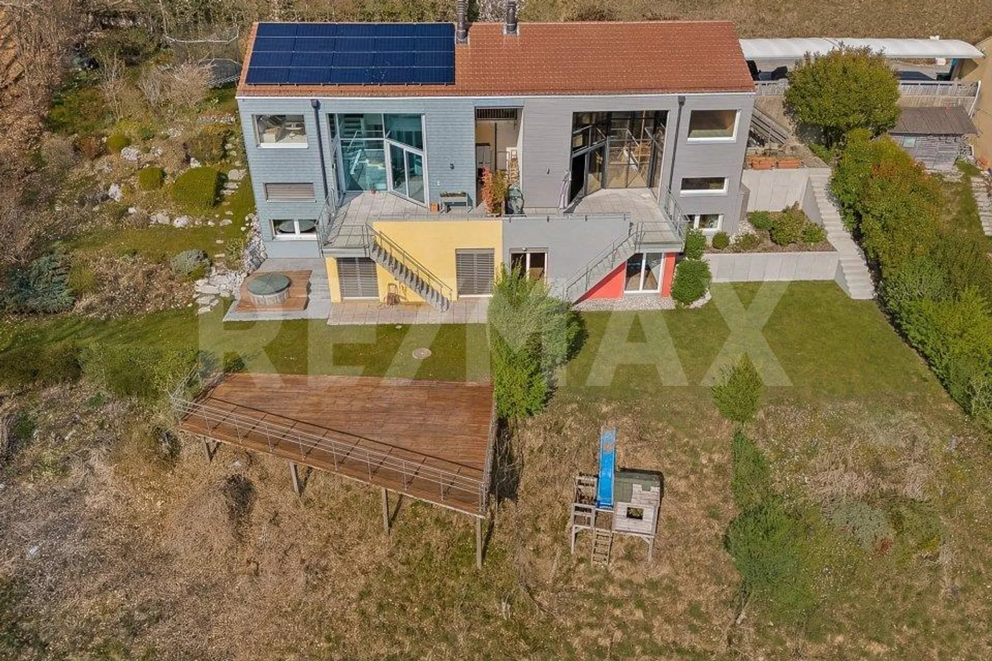 Charmante Villa mit Seeblick - Foto 1 von 13