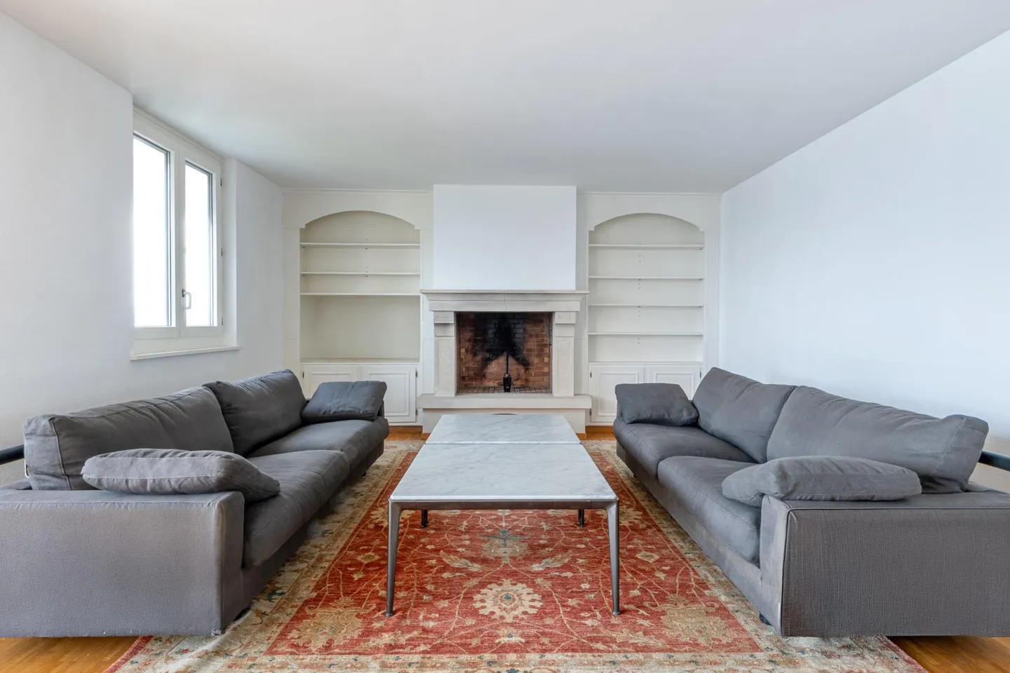 Lakeside Luxury Apartment - Photo 3 of 6