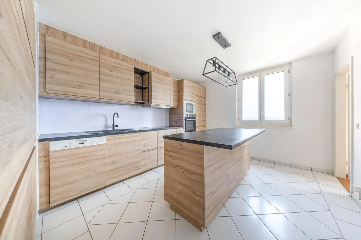 Lakeside Luxury Apartment - Photo 4 of 6