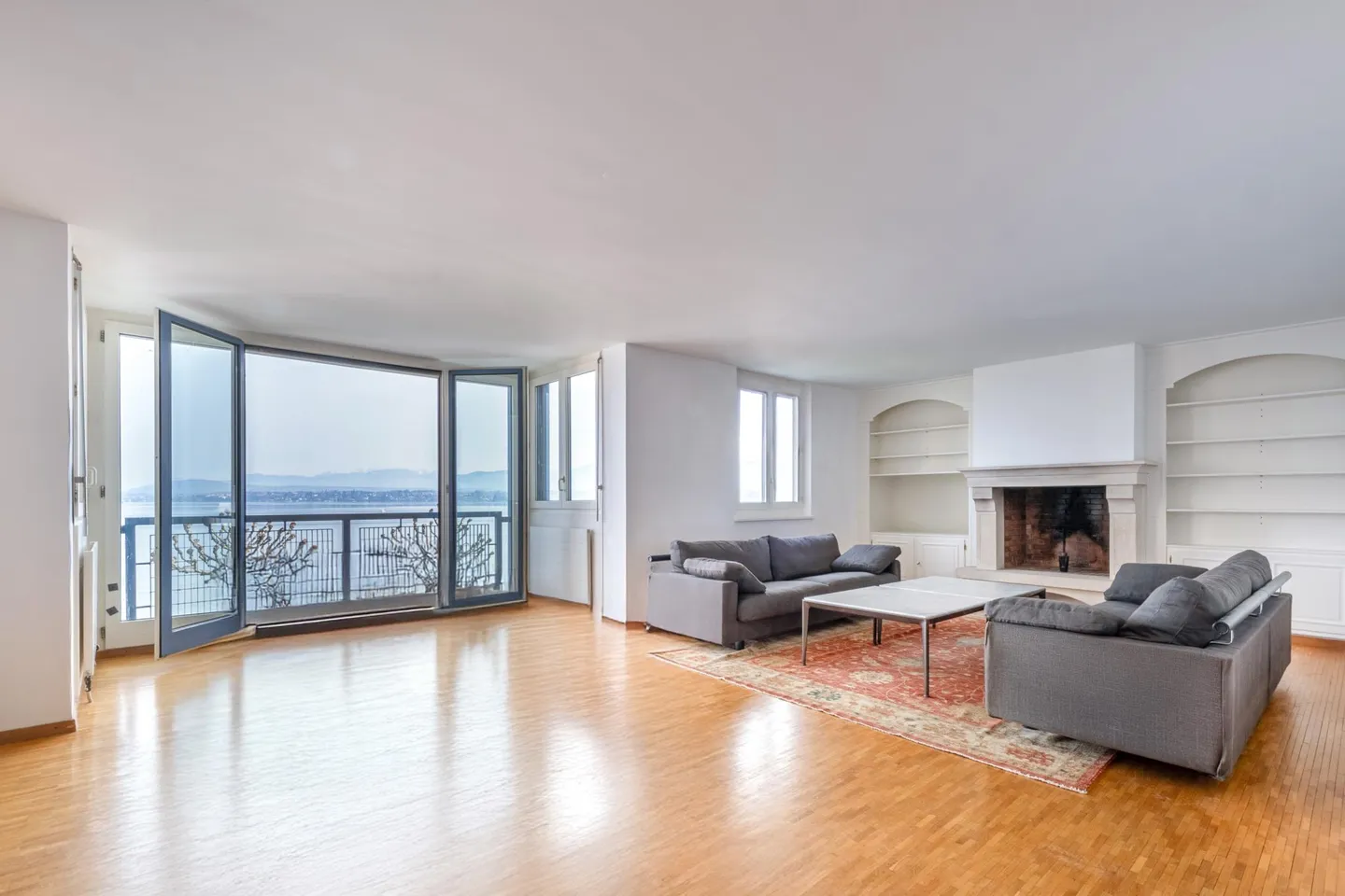 Lakeside Luxury Apartment - Photo 1 of 6