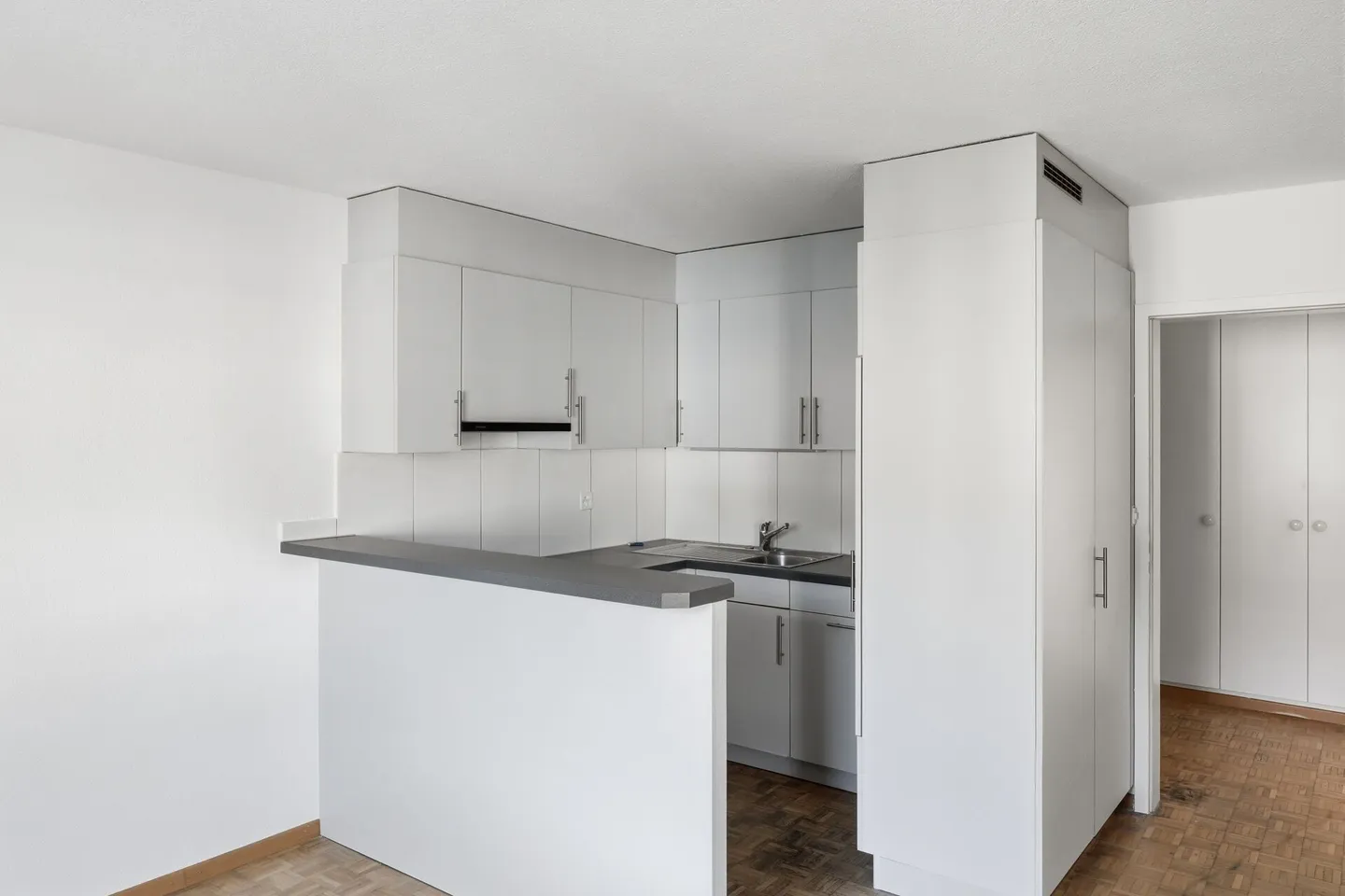 Appartement lumineux de 2,5 pièces dans un emplacement central à Saint-Gall - Photo 2 sur 10