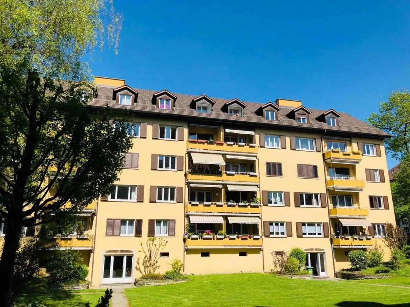 Wohnung mit Cheminée - Foto 1 von 8