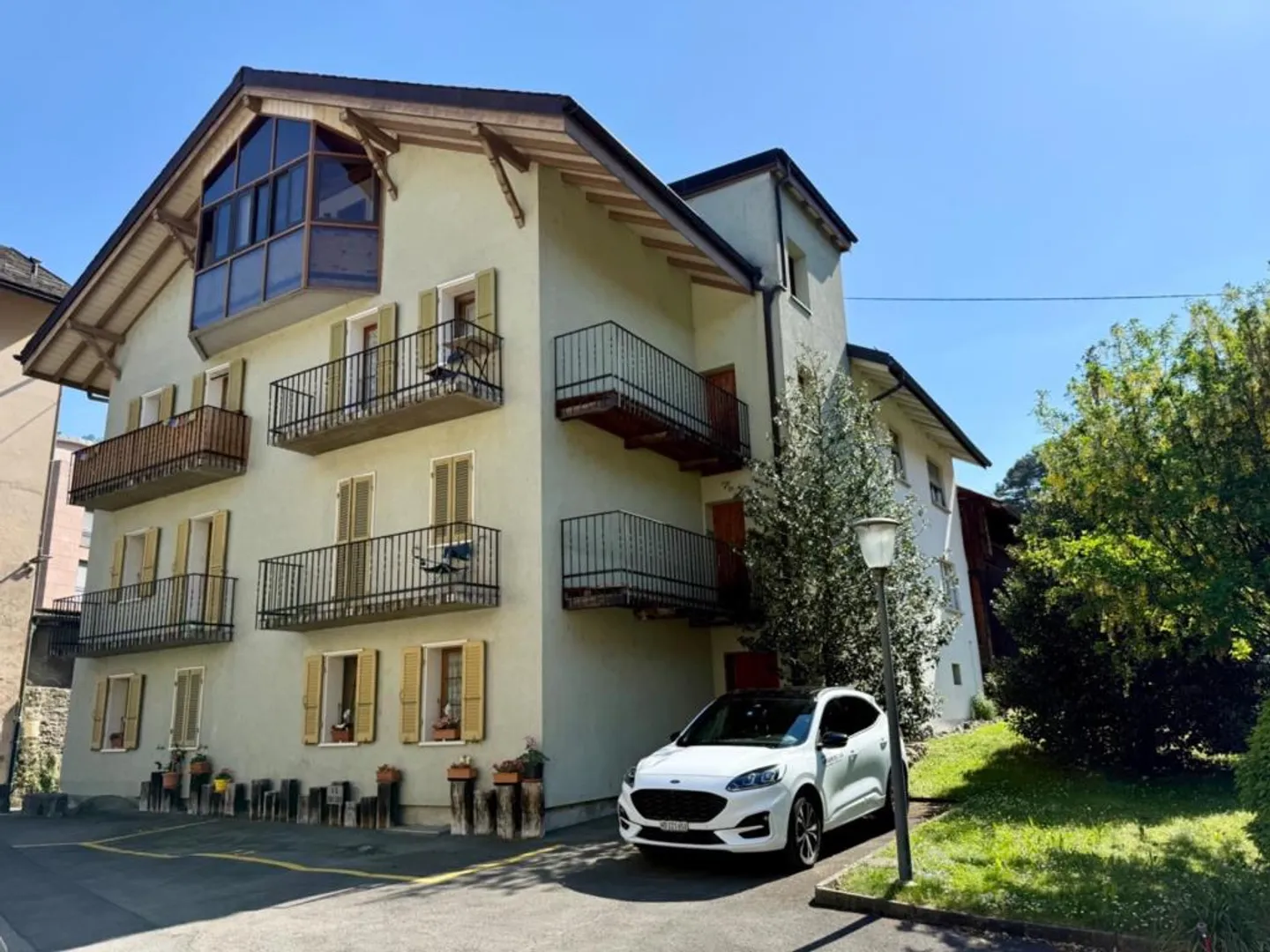 Residential building - Photo 1 of 10