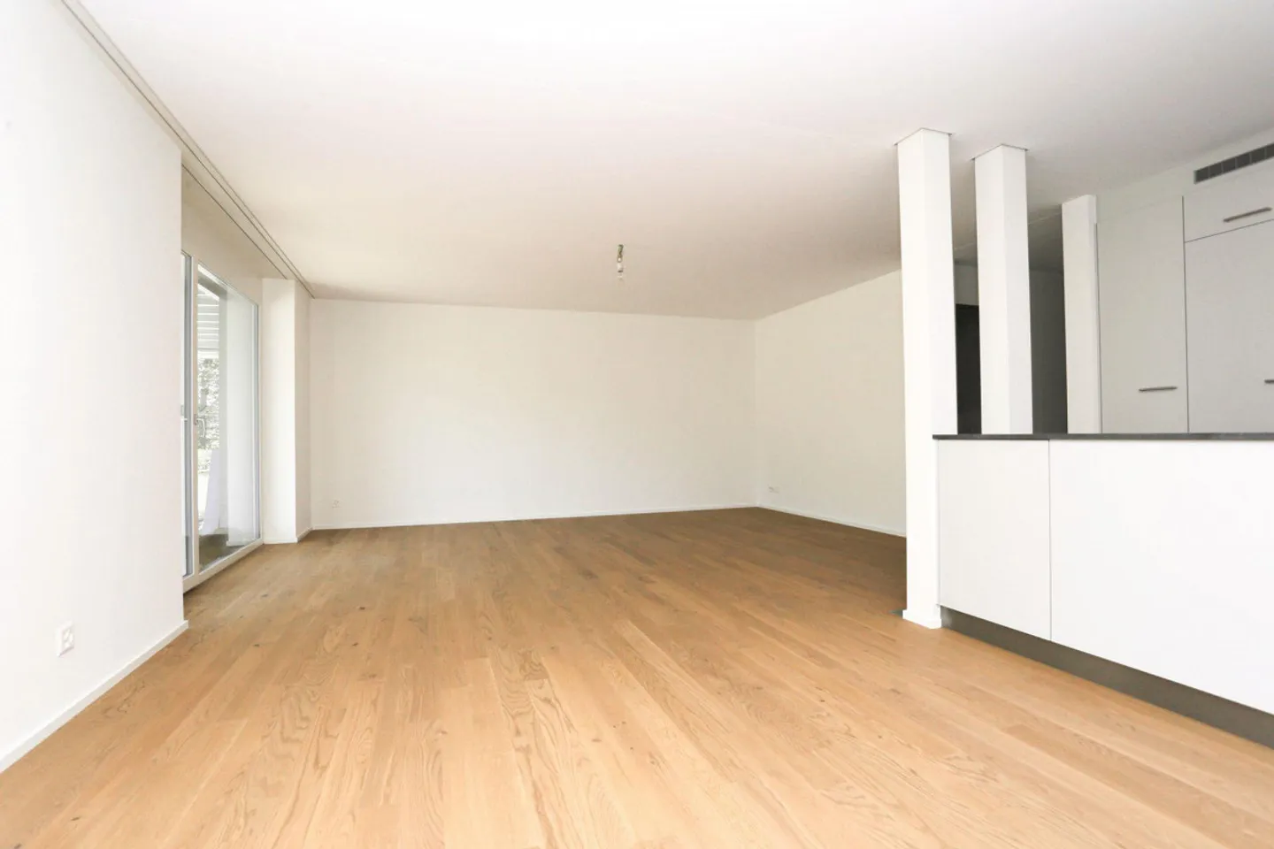 Appartement rénové de 4,5 pièces près du centre - Photo 2 sur 7