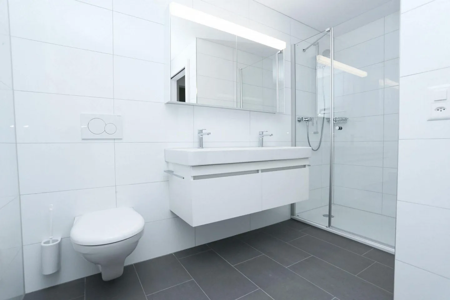 Appartement rénové de 4,5 pièces près du centre - Photo 3 sur 7