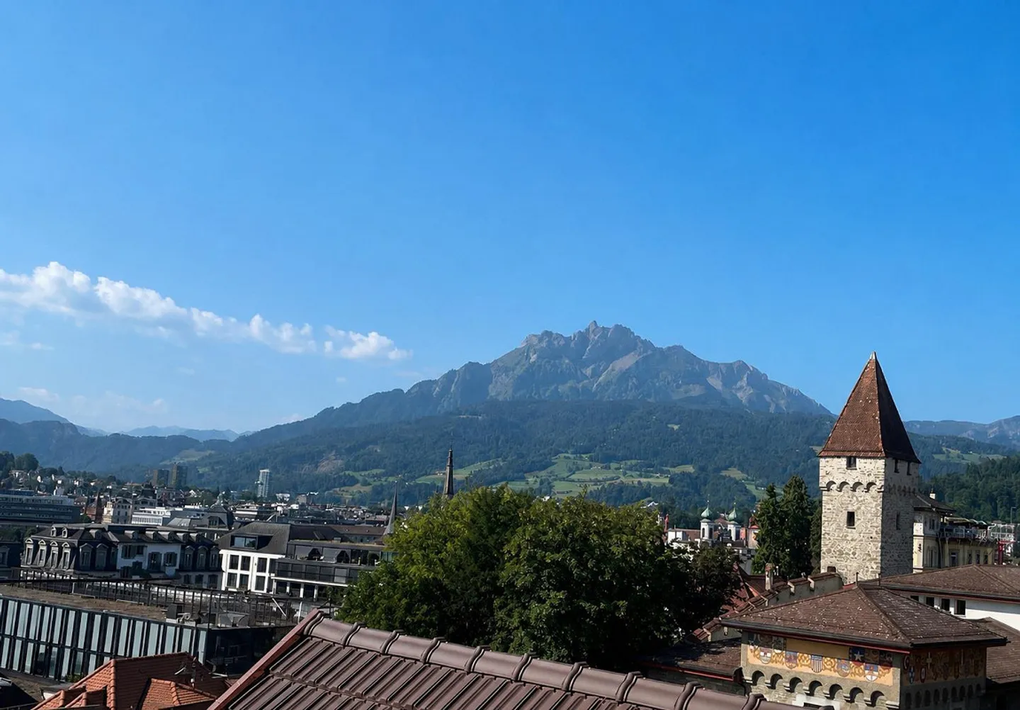 Appartamento attico completamente ristrutturato di 5,5 stanze con terrazza sul tetto su Lucerna - Foto 1 di 12