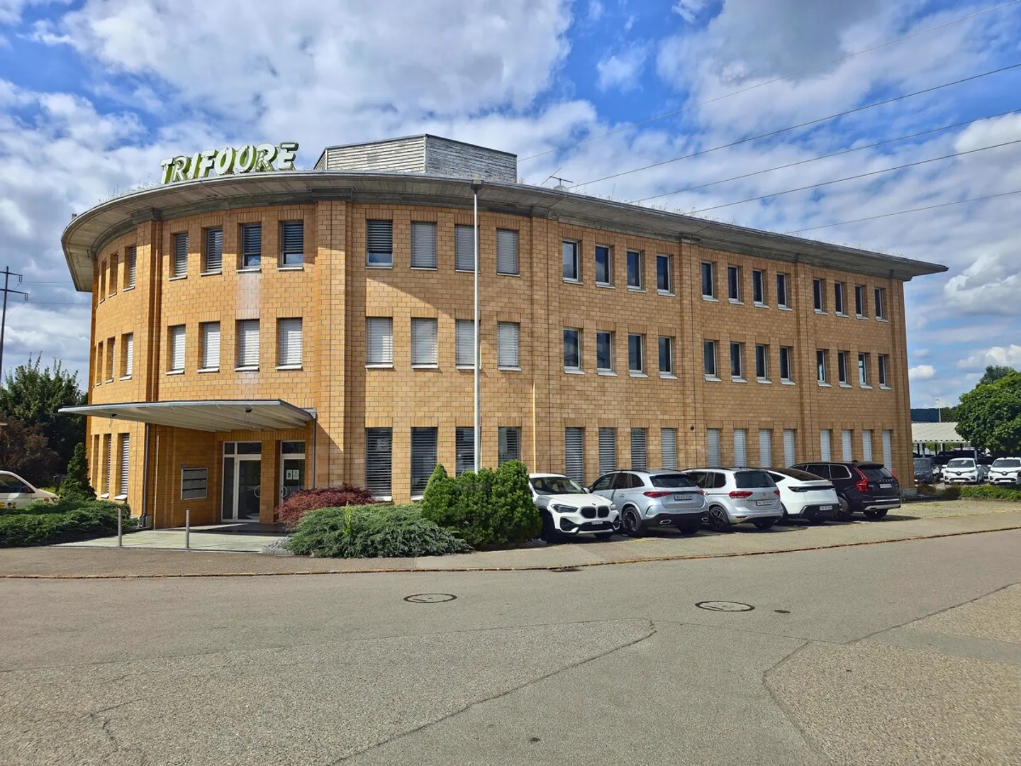 Mixed-use building for sale - Photo 1 of 6