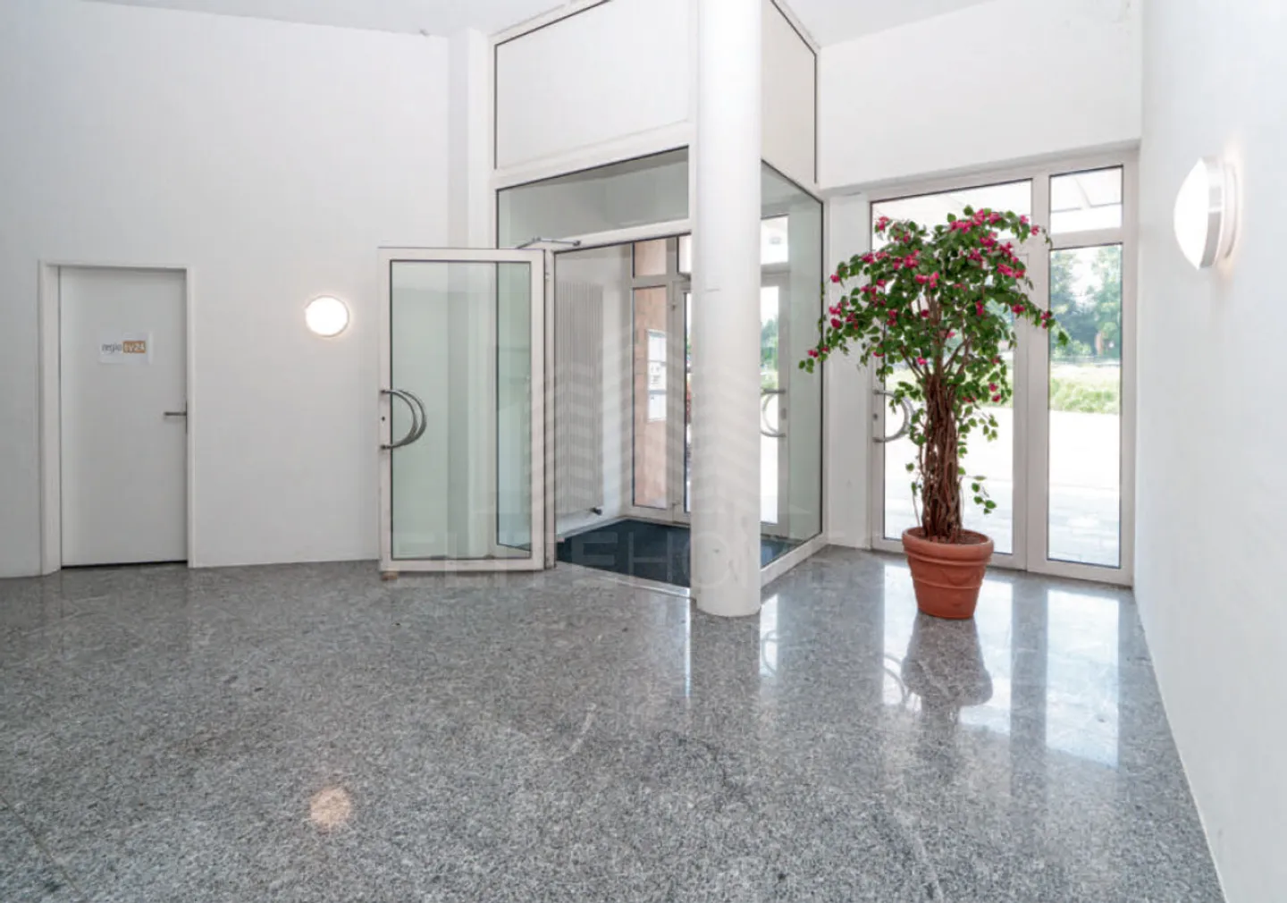 Mixed-use building for sale - Photo 3 of 6